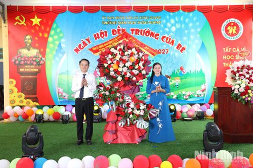 Đồng chí Lê Văn Thế, Tỉnh ủy viên, Phó Trưởng Đoàn đại biểu Quốc hội tỉnh tặng hoa chúc mừng Trường Mầm non Xuân Giang. Ảnh: Văn Huỳnh