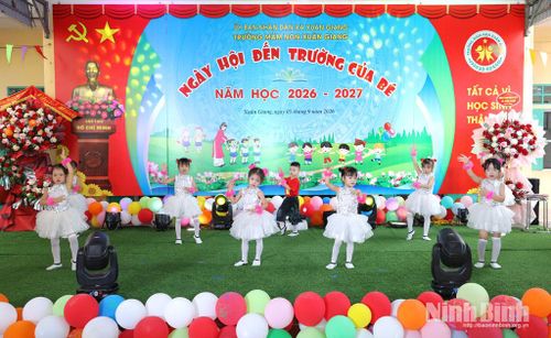 Tiết mục văn nghệ tại Lễ khai giảng. Ảnh: Văn Huỳnh