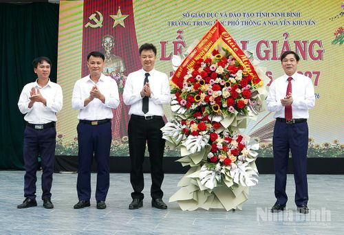 Đồng chí Nguyễn Anh Chức, Ủy viên Ban Thường vụ Tỉnh ủy, Phó Chủ tịch UBND tỉnh tặng hoa chúc mừng thầy và trò Trường THPT A Nguyễn Khuyến. Ảnh: Trần Thoan