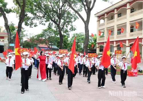Cô Hiệu trưởng Trường THCS Duy Hà đón học sinh lớp 6 tại Lễ khai giảng năm học mới 2026 - 2027. Ảnh: Chu Bình