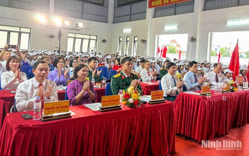 Các đại biểu dự Lễ khai giảng năm học mới 2026-2027 tại Trường THCS Khánh Thiện. Ảnh: Hồng Nhung
