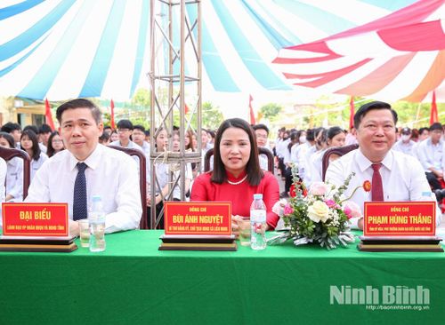 Đồng chí Phạm Hùng Thắng, Tỉnh uỷ viên, Phó Trưởng đoàn đại biểu Quốc hội tỉnh và các đại biểu dự Lễ khai giảng năm học mới tại Trung tâm Giáo dục nghề nghiệp - Giáo dục thường xuyên Vụ Bản (xã Liên Minh). Ảnh: Văn Đại