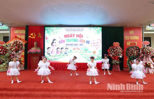 Biểu diễn văn nghệ tại Lễ khai giảng. Ảnh: Phạm Hiền
