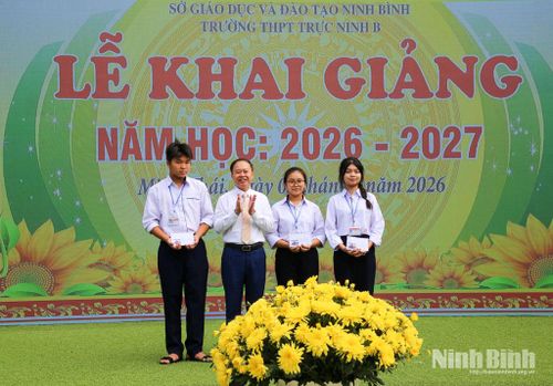 Ban Giám hiệu Trường THPT Trực Ninh B trao thưởng cho các em học sinh đạt thành tích cao trong năm học 2025 - 2026. Ảnh: Nguyễn Hương