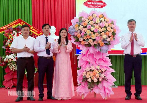 Đồng chí Lê Văn Cường, Tỉnh uỷ viên, Chánh Thanh tra tỉnh tặng hoa chúc mừng tập thể cán bộ, giáo viên và học sinh Trung tâm Giáo dục Nghề nghiệp - Giáo dục Thường xuyên Gia Viễn nhân dịp khai giảng năm học mới. Ảnh: Thuỷ Lam
