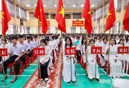Các em học sinh Trường THPT Trần Nhân Tông háo hức chào đón năm học mới. Ảnh: Ngọc Ánh