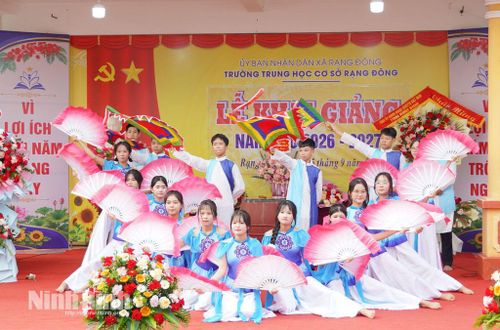 Tiết mục văn nghệ chào mừng năm học mới. Ảnh: Diệu Linh