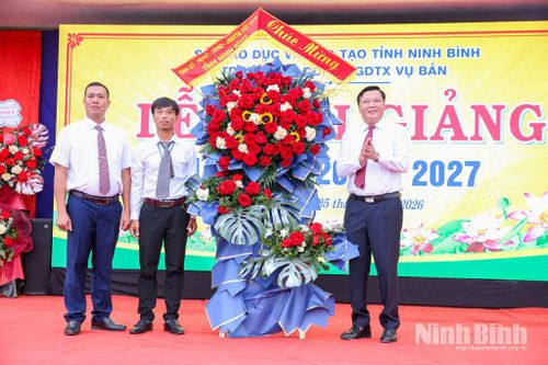 Đồng chí Phạm Hùng Thắng, Tỉnh uỷ viên, Phó Trưởng đoàn đại biểu Quốc hội tỉnh tặng hoa chúc mừng Trung tâm Giáo dục nghề nghiệp - Giáo dục thường xuyên Vụ Bản nhân dịp khai giảng năm học mới. Ảnh: Văn Đại