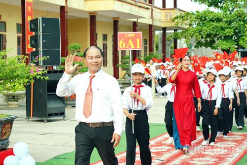Thầy và trò Trường THCS Rạng Đông trong Lễ khai giảng. Ảnh: Diệu Linh