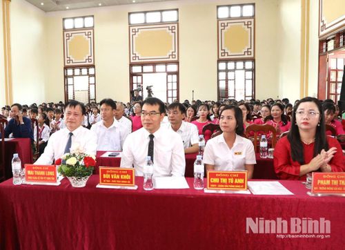 Đồng chí Mai Thanh Long, Tỉnh ủy viên, Phó Chủ tịch HĐND tỉnh và các đại biểu dự Lễ khai giảng tại Trường THCS Hồng Thuận, xã Giao Hòa. Ảnh: Việt Thắng
