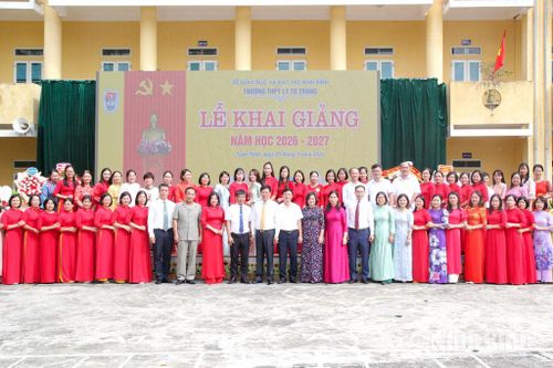 Các đại biểu chụp ảnh lưu niệm với tập thể giáo viên Trường THPT Lý Tự Trọng. Ảnh: Hoa Xuân