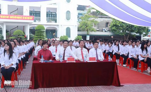Các đại biểu dự Lễ khai giảng. Ảnh: Hồng Ngọc