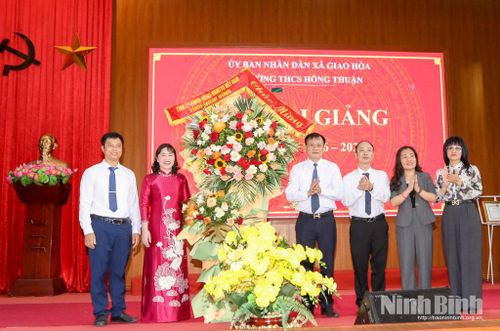 Đồng chí Mai Thanh Long, Tỉnh ủy viên, Phó Chủ tịch HĐND tỉnh tặng lẵng hoa tươi thắm, chúc mừng Trường THCS Hồng Thuận, xã Giao Hòa nhân dịp khai giảng năm học mới. Ảnh: Việt Thắng