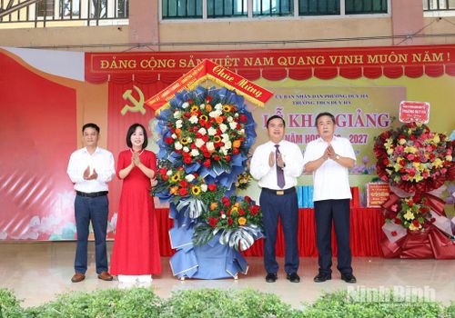Đồng chí Nguyễn Văn Lượng, Ủy viên Ban Thường vụ Tỉnh ủy, Giám đốc Sở Xây dựng tặng hoa chúc mừng cô, trò Trường THCS Duy Hà nhân dịp năm học mới. Ảnh: Chu Bình