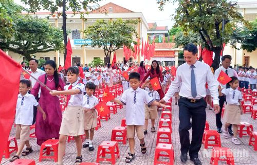 Đồng chí Đào Đình Tùng, Ủy viên Ban Thường vụ Tỉnh ủy, Bí thư Đảng ủy, Chủ tịch HĐND phường Phủ Lý cùng lãnh đạo nhà trường đón học sinh lớp một dự lễ khai giảng. Ảnh: Tiến Đoàn