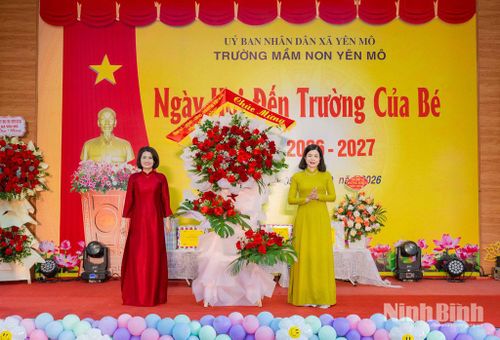 Đồng chí Phạm Thị Thu Hằng, Ủy viên Ban Thường vụ Tỉnh ủy, Giám đốc Báo và phát thanh, truyền hình Ninh Bình tặng hoa chúc mừng Trường Mầm non Yên Mô. Ảnh: Ngọc Linh