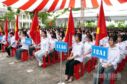 Học sinh Trường THPT A Nguyễn Khuyến dự lễ khai giảng năm học mới. Ảnh: Trần Thoan