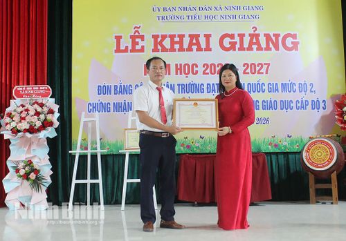Lãnh đạo xã Ninh Giang trao Bằng công nhận trường đạt chuẩn quốc gia mức độ 2 cho Trường Tiểu học Ninh Giang. Ảnh: Minh Thuận