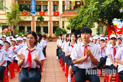 Các em học sinh Trường THCS Lý Tự Trọng háo hức tham gia Lễ khai giảng. Ảnh: Minh Hải