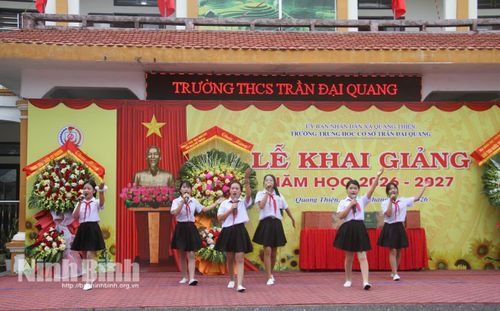 Tiết mục văn nghệ của học sinh Trường THCS Trần Đại Quang trong Lễ khai giảng. Ảnh: Nguyễn Lựu
