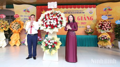 Lãnh đạo phường Phủ Lý tặng hoa chúc mừng thầy và trò Trường THCS Trần Quốc Toản nhân dịp khai giảng năm học 2026-2027. Ảnh: Trần Giang