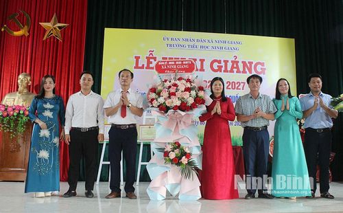 Lãnh đạo xã Ninh Giang tặng hoa chúc mừng cán bộ, giáo viên, nhân viên, học sinh nhà trường nhân dịp năm học mới 2026-2027. Ảnh: Minh Thuận