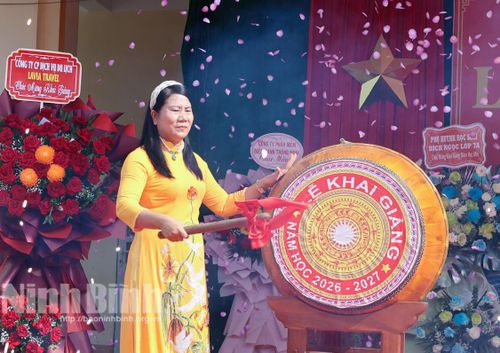 Cô giáo Bùi Thị Nga, Hiệu trưởng Trường THCS Tam Thanh đánh trống khai trường. Ảnh: Viết Dư
