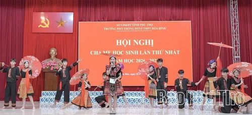 Học sinh Trường PT DTNT THPT Hòa Bình biểu diễn các tiết mục văn nghệ mang đậm bản sắc dân tộc.