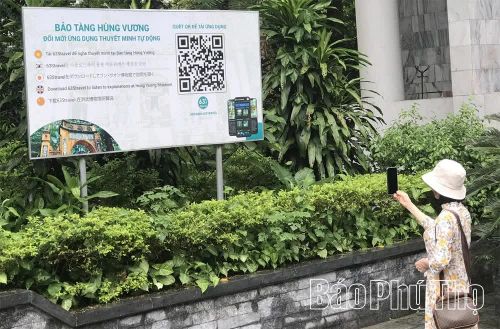 Du khách quét mã QR, nghe thuyết minh tự động.