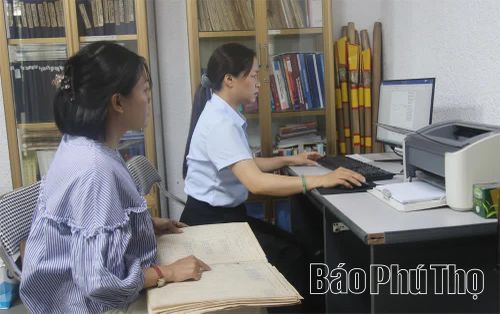 Đội nghiệp vụ Bảo tàng Hùng Vương rà soát, cập nhật dữ liệu hiện vật trưng bày để thực hiện Đề án “Phát triển kinh tế số gắn với du lịch số tại Khu Di tích lịch sử Đền Hùng”.