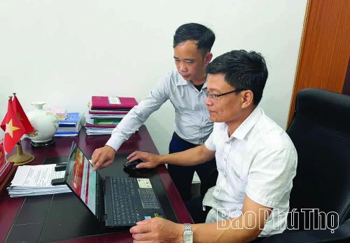 Cán bộ MTTQ xã Hiền Lương tiếp nhận ý kiến đóng góp của Nhân dân thông qua cổng Mặt trận số.