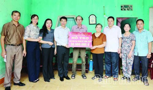 Thông qua mô hình An sinh xã hội số, nhiều hộ có hoàn cảnh khó khăn ở phường Hòa Bình được an cư trong những ngôi nhà đại đoàn kết.