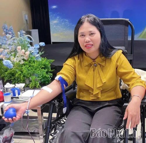 Cô giáo Nguyễn Thị Liên Hoa tham gia hiến máu tình nguyện.