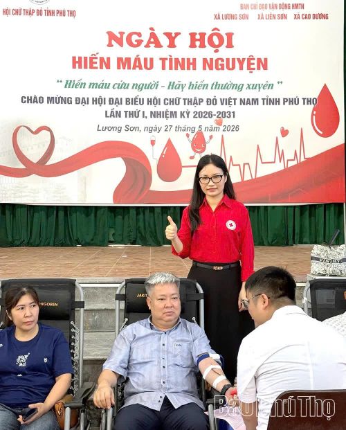 Lãnh đạo xã Lương Sơn tham gia hiến máu tình nguyện.