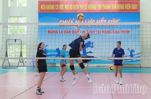 Vận động viên môn bóng chuyền luyện tập kỹ thuật đập bóng.