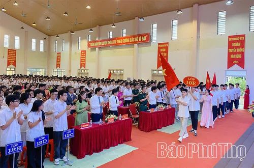 Lễ đón học sinh đầu cấp tại Trường THPT Công nghiệp Việt Trì.
