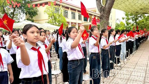 Học sinh lớp 6 Trường THCS Yên Lạc hân hoan chào đón năm học mới.