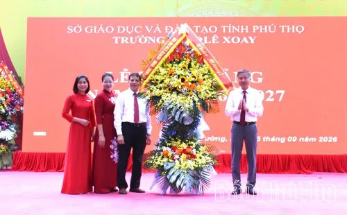 Chánh Thanh tra tỉnh Nguyễn Văn Thắng tặng hoa chúc mừng Trường THPT Lê Xoay.