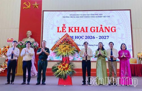 Đại tá Lương Thanh Hải tặng lẵng hoa chúc mừng thầy và trò Trường THPT Công nghiệp Việt Trì.