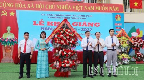 Đại diện lãnh đạo Sở GD&ĐT tặng hoa chúc mừng Trường THCS Vĩnh Phú nhân dịp năm học mới.