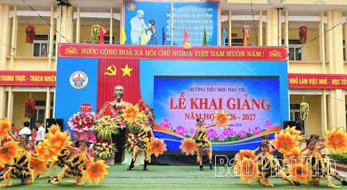 Tiết mục văn nghệ của học sinh Trường Tiểu học Đạo Trù trong ngày khai giảng năm học mới.