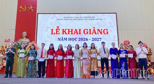 Đại tá Lương Thanh Hải tặng quà cho các giáo viên có thành tích xuất sắc trong năm học 2025-2026