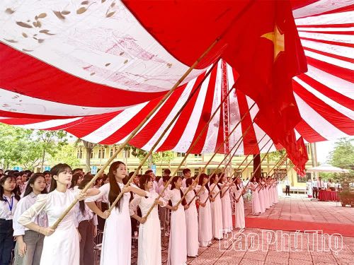 Học sinh Trường THPT Sáng Sơn tại lễ khai giảng năm học mới.