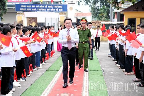 Đồng chí Giám đốc Công an tỉnh Nguyễn Minh Tuấn dự khai giảng tại Trường THCS Lương Khánh Thiện.