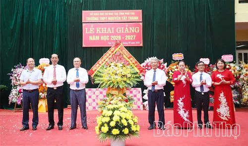 Lãnh đạo các sở, ngành tặng hoa chúc mừng Trường THPT Nguyễn Tất Thành nhân ngày khai giảng năm học mới.