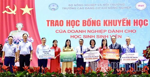 Đại diện lãnh đạo các doanh nghiệp trao học bổng dành cho học sinh, sinh viên Trường Cao đẳng Cơ khí Nông nghiệp.