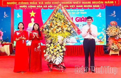 Đồng chí Giám đốc Sở Văn hóa, Thể thao và Du lịch Dương Hoàng Hương tặng lẵng hoa chúc mừng Trường Tiểu học Lập Thạch.
