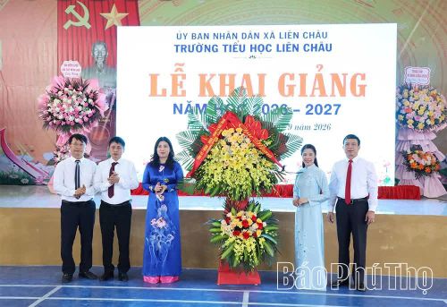 Phó Chủ tịch HĐND tỉnh Nguyễn Thị Hồng Lâm tặng hoa chúc mừng Trường Tiểu học Liên Châu.