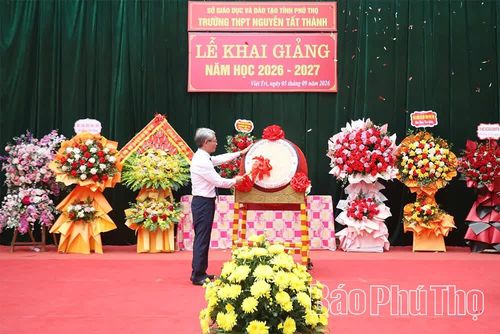 Hiệu trưởng Trường THPT Nguyễn Tất Thành đánh trống khai giảng năm học mới.