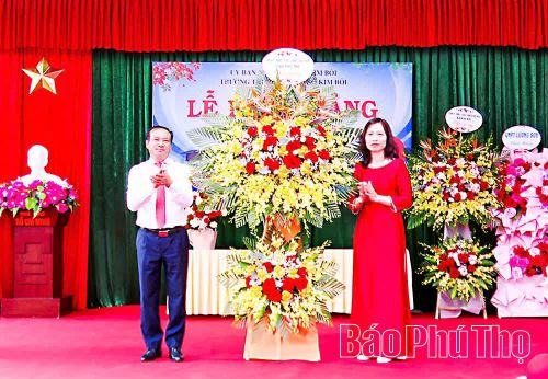Đồng chí Trưởng Ban Tuyên giáo Tỉnh ủy Lương Đức Minh trao tặng lẵng hoa chúc mừng nhà trường.